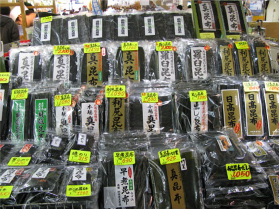 図3．北海道の朝市で売られている多様な昆布商品