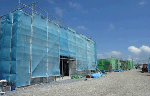 写真 東松島市矢本地区ののり作業場建築現場、奥に向って4棟が建設中